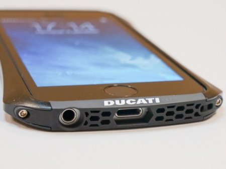 DRACO. VENTARE A – гоночный бампер для iPhone 5 и 5S
