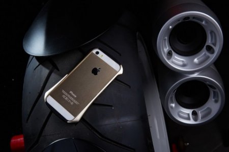 DRACO. VENTARE A – гоночный бампер для iPhone 5 и 5S